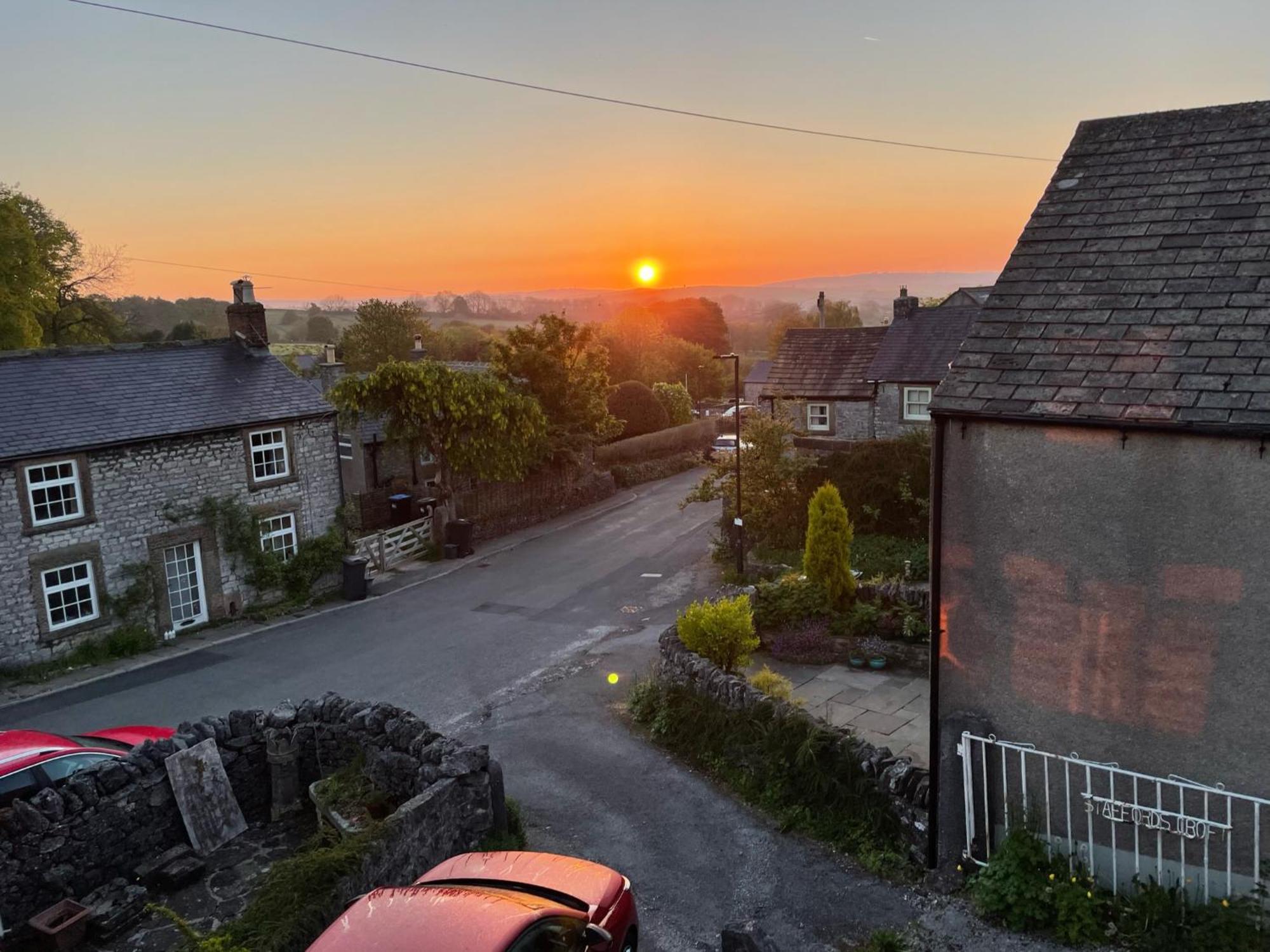 Muddy Paws Cottages - The Nook Taddington Exterior photo