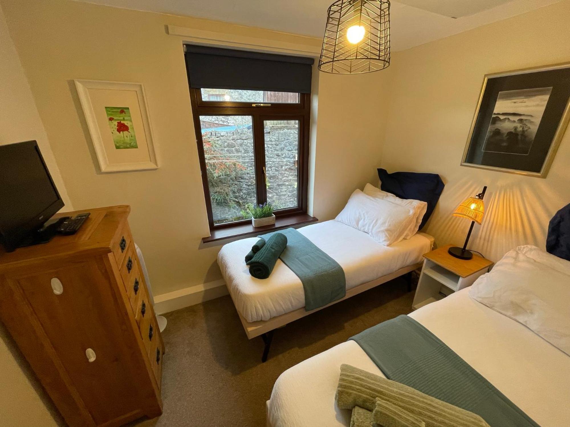 Muddy Paws Cottages - The Nook Taddington Exterior photo